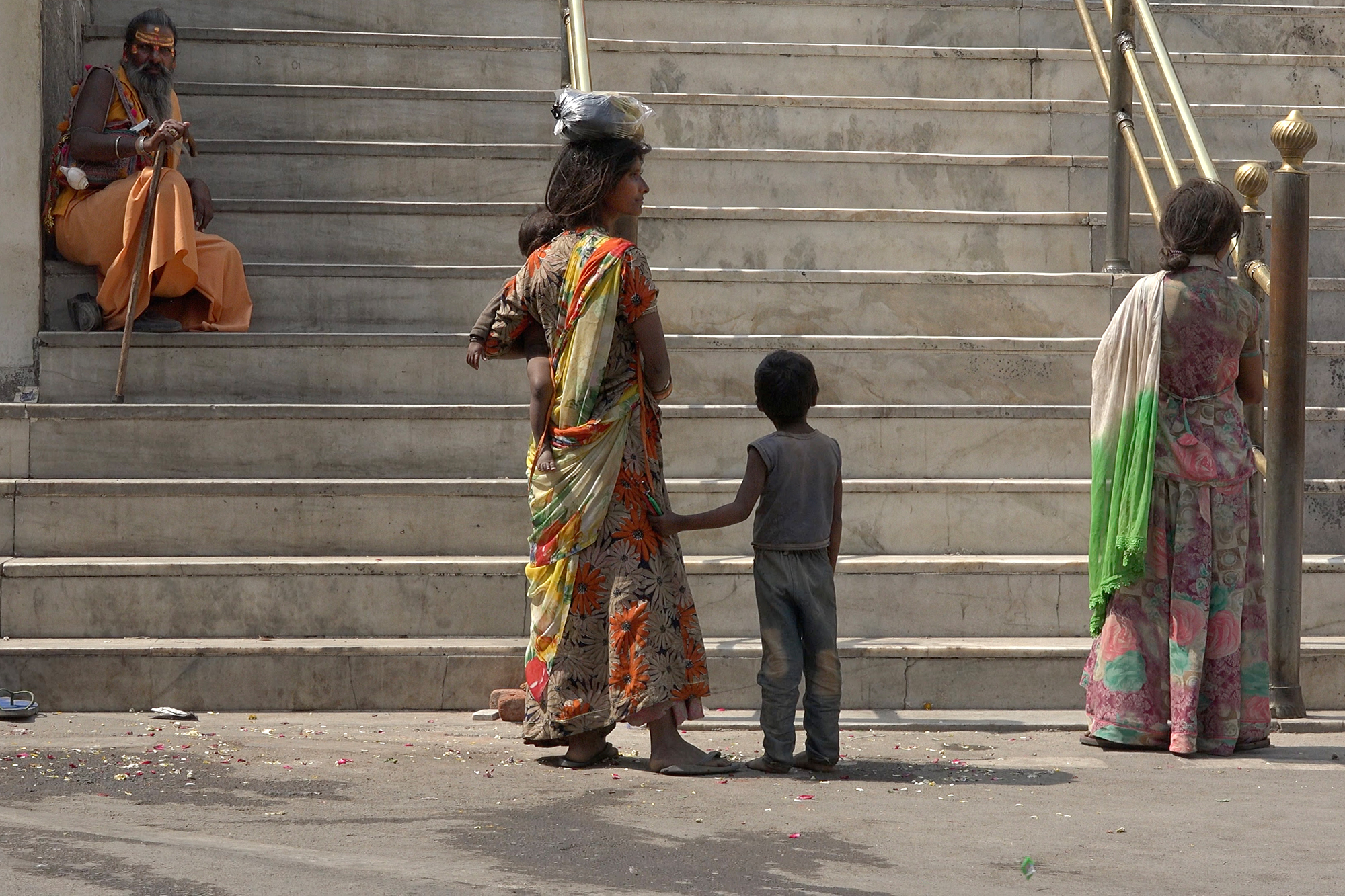 Christoph Radke, India, Udaipur, um Almosen bittende Frauen und ein Junge, 2020